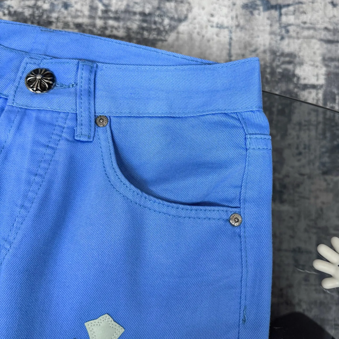 P270 Chrome hearts CH co-branded Drak Miami ice blue jeans exude uninhibited personality and unique charm. Every wear and tear is carefully designed to present a unique artistic feel. Made of imported denim fabric, which has undergone heavy industrial washing and destruction treatment, the trousers show a super cool effect on the upper body, allowing you to dominate the fashion stage.  This is more than just a pair of jeans, it is an expression of attitude. With its unique design concept and ultimate pursuit of details, Croxin breaks traditional boundaries and defines the jeans trend in the new era. The trousers are made of double-layer woven fabric with customized hardware. Special Italian cowhide is printed and cut. Custom-made sheepskin three-layer thick-line leather. The whole body is spliced ​​in heavy water washing. Craftsmen hand-splash ink. You can see the details. Three-dimensional cutting version. Loose and comfortable, not flattering to the body. Makes taller and slimmer. Seiko factory. Original quality control. Same style for men and women. Can be matched with couples. Versatile recommendation. Must-have jeans for all seasons. Color: ice blue. Size: 28-30-32-34.